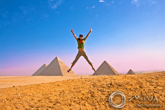 Miva Stock_2382 - Egypt, Cairo, Giza, woman, Great Pyramids