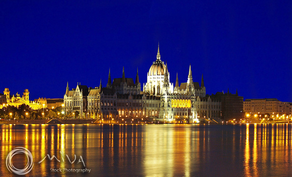 Miva Stock_2853 - Hungary, Budapest, Parliament, night