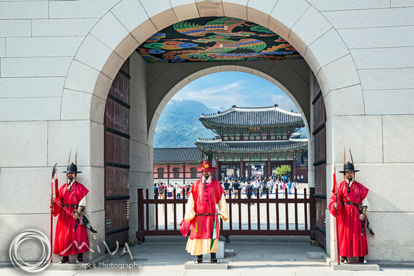 Miva Stock_3669 South Korea, Seoul, Guards at Gyeongbokgung palace