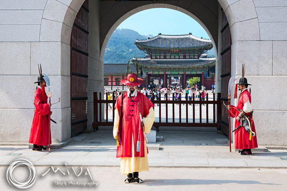 Miva Stock_3671 South Korea, Seoul, Guards at Gyeongbokgung palace