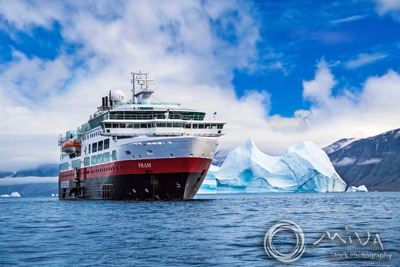 Miva Stock_3518 - Greenland, Uummannaq, Cruise ship, icebergs