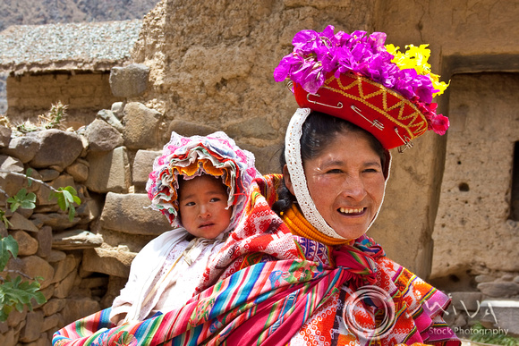Miva Stock_1357 - Peru, Ollantaytambo, woman, baby