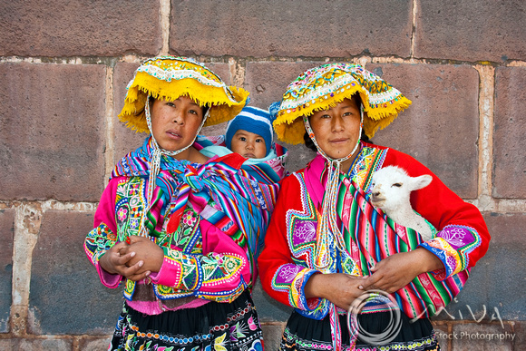 Miva Stock_1363 - Peru, Cusco, Local women, baby