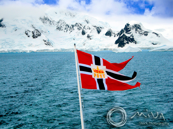 Miva Stock_1612 - Antarctica, Weddell Sea, Hurtigruten flag