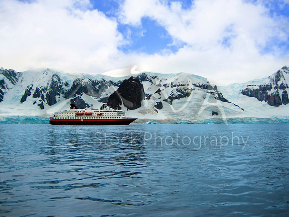Miva Stock_1692 - Antarctica, Neko Harbor, cruise ship