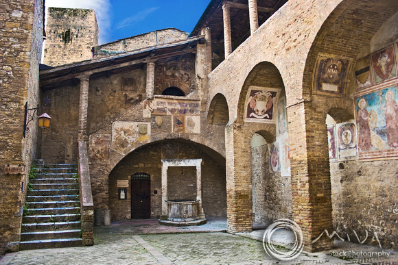 Miva Stock_1901 - Italy, San Gimignano, Dante Hall Courtyard