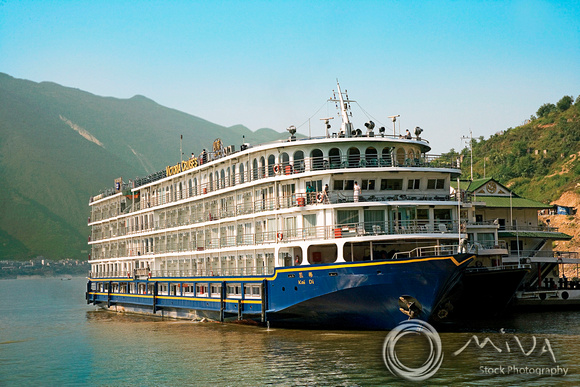 Miva Stock_2318 - China, Yangtze River, tourist river boats