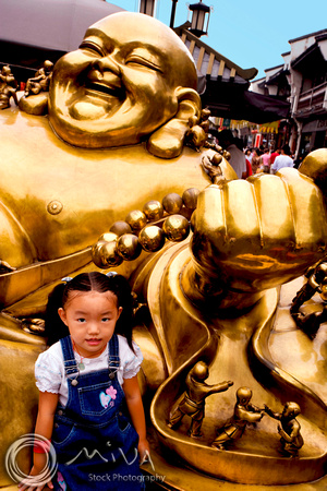 Miva Stock_2331 - China, Hangzhou, girl, brass Buddha