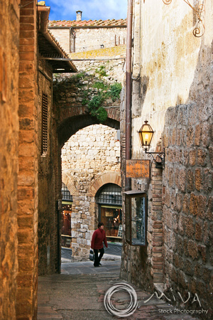 Miva Stock_2463 - Italy, San Gimignano, Tuscany, alleyway