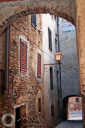 Miva Stock_2466 - Italy, San Gimignano, Tuscany, alleyway