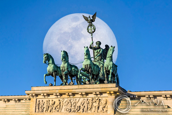 Miva Stock_3007 - Germany, Berlin, Brandenburg Gate, moon