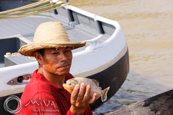 Miva Stock_3049 - Peru, Pantanal, Fisherman, piranha
