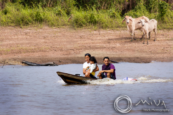 Miva Stock_3053 - Brazil, Manaus, canoe, Amazon River, family