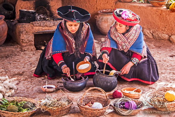 Miva Stock_3156 - Peru, Ollantaytambo, women weaving