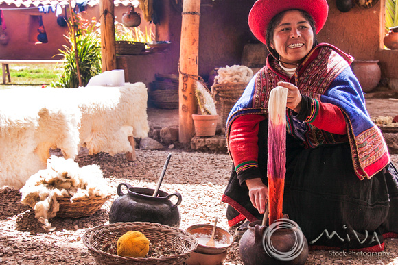 Miva Stock_3164 - Peru, Ollantaytambo, women weaving