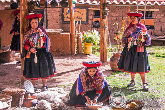 Miva Stock_3181 - Peru, Ollantaytambo, women weaving