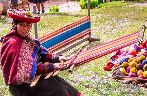 Miva Stock_3183 - Peru, Ollantaytambo, women weaving