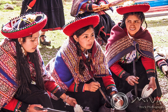 Miva Stock_3184 - Peru, Ollantaytambo, women weaving