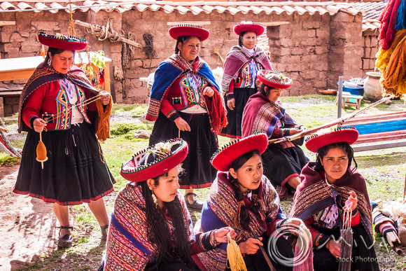 Miva Stock_3185 - Peru, Ollantaytambo, women weaving