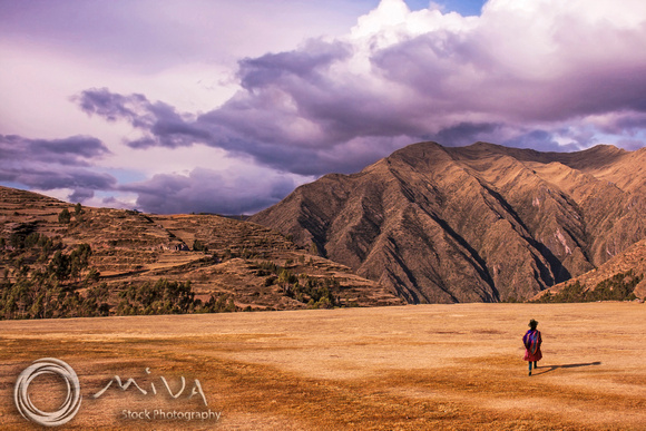 Miva Stock_3190 - Peru, Sacred Valley, woman in field