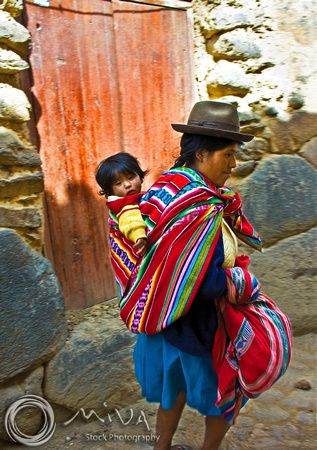 Miva Stock_0860 - Peru, Ollantaytambo, woman and baby