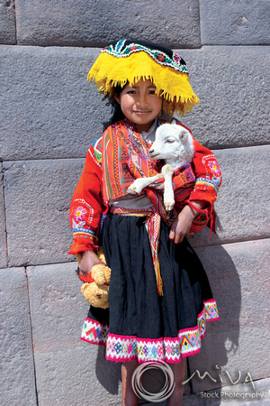 Miva Stock_0870 - Peru, Cusco, girl, lamb