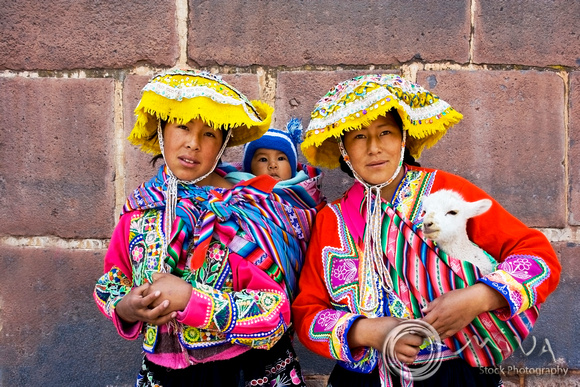 Miva Stock_0951 - Peru, Cusco, women and baby