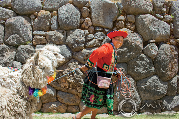 Miva Stock_0955 - Peru, Cusco, woman and llamas