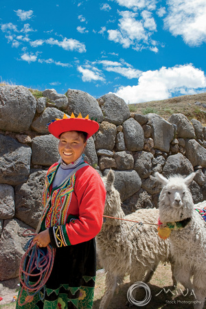 Miva Stock_0958 - Peru, Cusco, woman and llamas