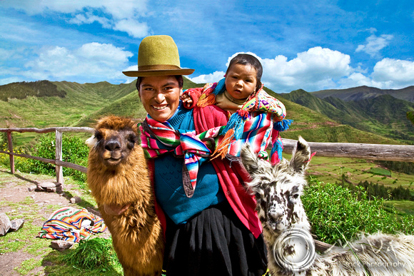 Miva Stock_1007 - Peru, cusco, woman, baby, llama