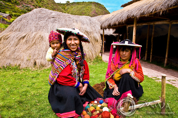Miva Stock_1008 -  - Peru, Cusco, women weaving