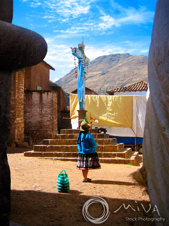 Miva Stock_1113 - Peru, Cusco, Woman and cross