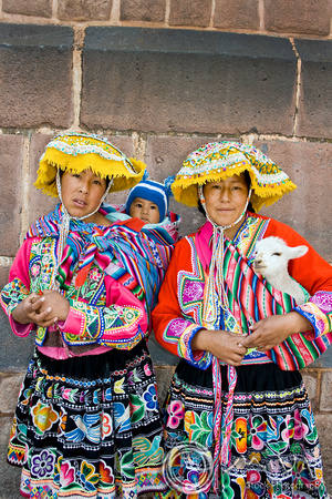 Miva Stock_1159 - Peru, Cusco, women and baby