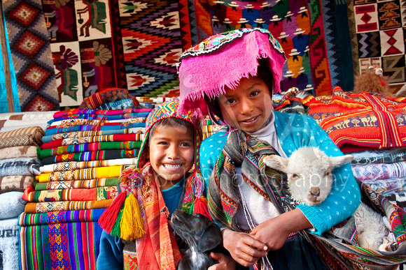 Miva Stock_1208 - Peru, Pisac, girl, boy and lamb at market