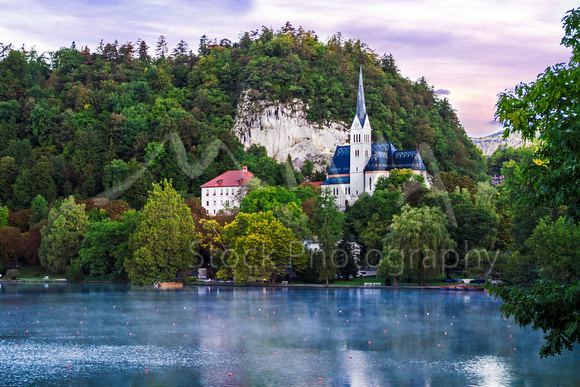 Miva Stock_3294 - Slovenia, Lake Bled, boat, church