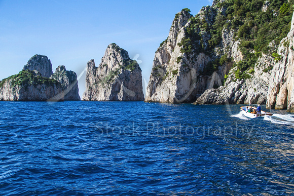 Miva Stock_3314 - Italy, Capri, Faraglioni rocks, boat
