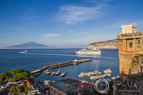 Miva Stock_3320 - Italy, Capri, Marina Grande, cruise ship