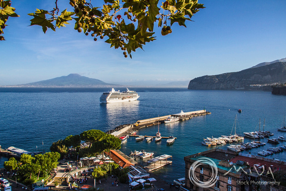 Miva Stock_3311 - Italy, Capri, Marina Grande, cruise ship