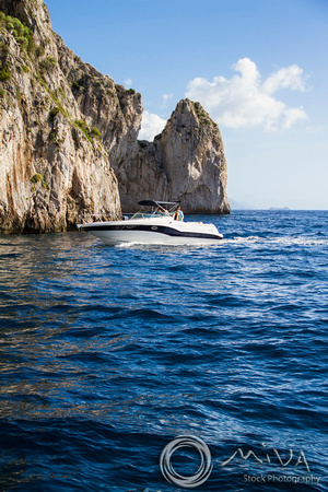 Miva Stock_3312 - Italy, Capri, Faraglioni rocks, boat