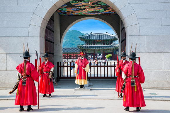 Miva Stock_3677 South Korea, Seoul, Guards at Gyeongbokgung palace