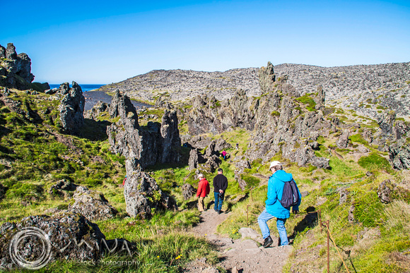 Miva Stock_3422 - Iceland, Djupalonssandur, tourists hiking