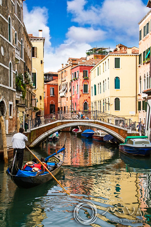Miva Stock_3450 -  - Italy, Venice, gondolas, Bridge