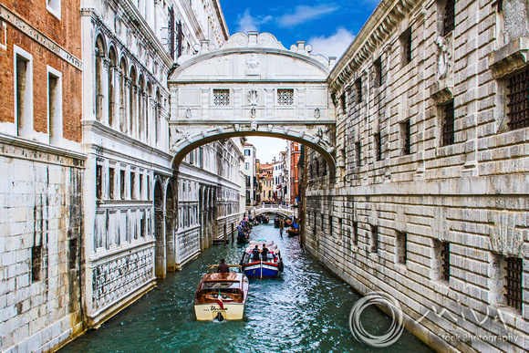 Miva Stock_3449 - Italy, Venice, gondolas, Bridge of Sighs